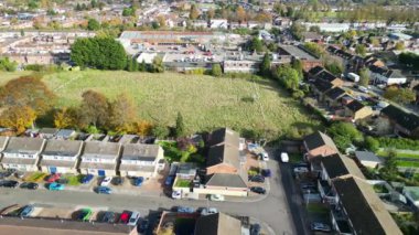 Güneşli bir günde İngiltere 'nin Kuzey Luton Leagrave şehrinin yüksek açılı güzel görüntüsü. 7 Kasım 2023 'te Drone' un Kamerası ile yakalanmış.