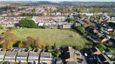 Güneşli bir günde İngiltere 'nin Kuzey Luton Leagrave şehrinin yüksek açılı güzel görüntüsü. 7 Kasım 2023 'te Drone' un Kamerası ile yakalanmış.