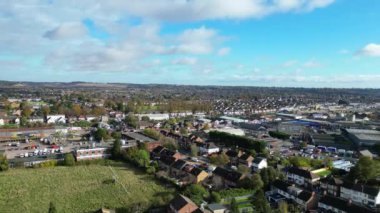 Güneşli bir günde İngiltere 'nin Kuzey Luton Leagrave şehrinin yüksek açılı güzel görüntüsü. 7 Kasım 2023 'te Drone' un Kamerası ile yakalanmış.
