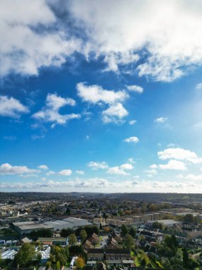 İngiltere 'nin Kuzey Luton Leagrave şehrinin yüksek açılı güzel görüntüleri çoğunlukla güneşli bir günde. Görüntü İHA 'nın Kamerasıyla 7 Kasım 2023' te kaydedildi.