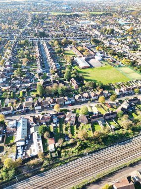 İngiltere 'nin Kuzey Luton Leagrave şehrinin yüksek açılı güzel görüntüleri çoğunlukla güneşli bir günde. Görüntü İHA 'nın Kamerasıyla 7 Kasım 2023' te kaydedildi.