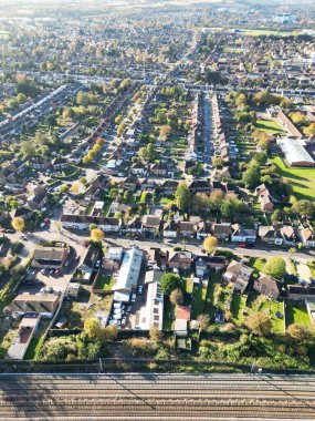 İngiltere 'nin Kuzey Luton Leagrave şehrinin yüksek açılı güzel görüntüleri çoğunlukla güneşli bir günde. Görüntü İHA 'nın Kamerasıyla 7 Kasım 2023' te kaydedildi.