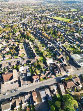İngiltere 'nin Kuzey Luton Leagrave şehrinin yüksek açılı güzel görüntüleri çoğunlukla güneşli bir günde. Görüntü İHA 'nın Kamerasıyla 7 Kasım 2023' te kaydedildi.