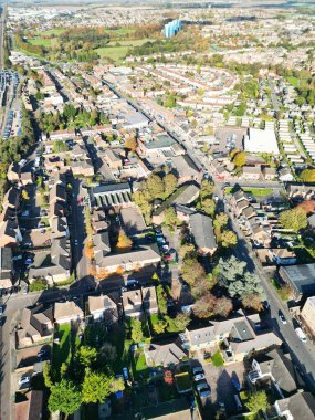 İngiltere 'nin Kuzey Luton Leagrave şehrinin yüksek açılı güzel görüntüleri çoğunlukla güneşli bir günde. Görüntü İHA 'nın Kamerasıyla 7 Kasım 2023' te kaydedildi.