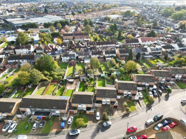 İngiltere 'nin Kuzey Luton Leagrave şehrinin yüksek açılı güzel görüntüleri çoğunlukla güneşli bir günde. Görüntü İHA 'nın Kamerasıyla 7 Kasım 2023' te kaydedildi.