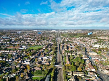 İngiltere 'nin Kuzey Luton Leagrave şehrinin yüksek açılı güzel görüntüleri çoğunlukla güneşli bir günde. Görüntü İHA 'nın Kamerasıyla 7 Kasım 2023' te kaydedildi.