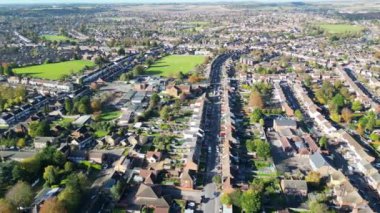 Güneşli bir günde İngiltere 'nin Kuzey Luton Leagrave şehrinin yüksek açılı güzel görüntüsü. 7 Kasım 2023 'te Drone' un Kamerası ile yakalanmış.