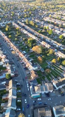 İngiltere 'nin kuzeydoğu Luton şehrinin havadan görüntüsü. Büyük Britanya, İngiltere. Görüntüler, 7 Kasım 2023 'te Drone' un Kamerasıyla günbatımından sonra çekildi.