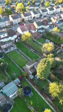 İngiltere 'nin kuzeydoğu Luton şehrinin havadan görüntüsü. Büyük Britanya, İngiltere. Görüntüler, 7 Kasım 2023 'te Drone' un Kamerasıyla günbatımından sonra çekildi.