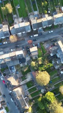 İngiltere 'nin kuzeydoğu Luton şehrinin havadan görüntüsü. Büyük Britanya, İngiltere. Görüntüler, 7 Kasım 2023 'te Drone' un Kamerasıyla günbatımından sonra çekildi.