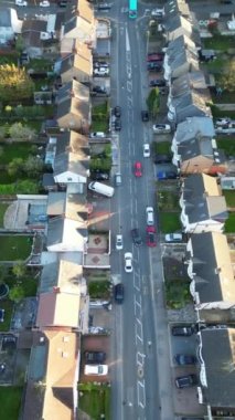 İngiltere 'nin kuzeydoğu Luton şehrinin havadan görüntüsü. Büyük Britanya, İngiltere. Görüntüler, 7 Kasım 2023 'te Drone' un Kamerasıyla günbatımından sonra çekildi.