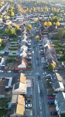 İngiltere 'nin kuzeydoğu Luton şehrinin havadan görüntüsü. Büyük Britanya, İngiltere. Görüntüler, 7 Kasım 2023 'te Drone' un Kamerasıyla günbatımından sonra çekildi.