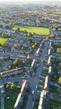 İngiltere 'nin kuzeydoğu Luton şehrinin havadan görüntüsü. Büyük Britanya, İngiltere. Görüntüler, 7 Kasım 2023 'te Drone' un Kamerasıyla günbatımından sonra çekildi.