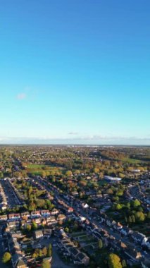 İngiltere 'nin kuzeydoğu Luton şehrinin havadan görüntüsü. Büyük Britanya, İngiltere. Görüntüler, 7 Kasım 2023 'te Drone' un Kamerasıyla günbatımından sonra çekildi.