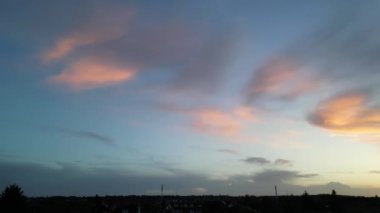 Luton City 'nin üzerinde dramatik bulutlar bulunan, İngiltere' nin Orange Sunset şehrinde, Güzel Gök 'ün Görkemli Yüksek Açılı Görüntüsü. Drone 'un Kamera Görüntüsü