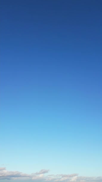 英国卢顿市上空快速移动的云彩和天空的高角影像 — 图库视频影像