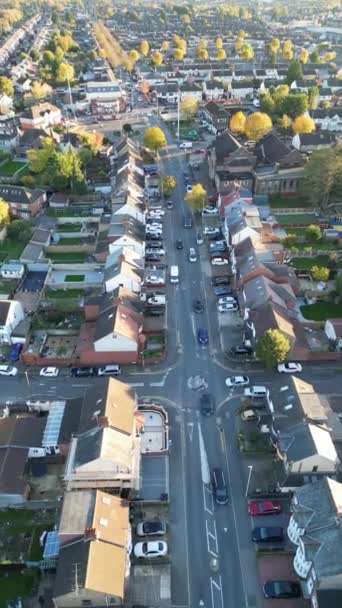 英国英格兰东北部卢顿市的空中景观 拍摄于2023年11月7日日落后 — 图库视频影像