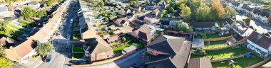 İngiltere 'nin Luton şehrinin üzerindeki güzel günbatımında İngiliz Yerleşim Bölgesi Evleri Panoramik Hava Görüntüsü. 11 Kasım 2023 'te Drone' un Kamerası ile yakalanmış.