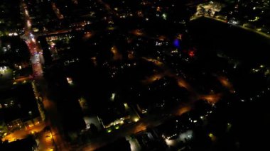 Gece boyunca İngiltere 'nin Northampton şehrinin yüksek açılı görüntüleri. Aydınlanan Northampton Şehri 25 Ekim 2023 'te İHA' nın Kamerasıyla çekildi.