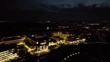 Gece boyunca İngiltere 'nin Northampton şehrinin yüksek açılı görüntüleri. Aydınlanan Northampton Şehri 25 Ekim 2023 'te İHA' nın Kamerasıyla çekildi.