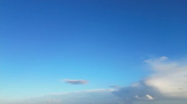 Güzel ve Parlak Mavi Gökyüzü, İngiltere 'nin Luton şehrinde güneşli bir günde az kalın bulutlu. Drone 'un Kamerasıyla Çekildi