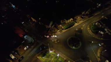 Aydınlanmış Luton Şehri 'nin Açık Hava Gecesi Hava Görüntüsü. 4 Kasım 2023 'te İngiltere' nin Luton şehrinde İHA 'nın kamerasıyla çekilen görüntü.
