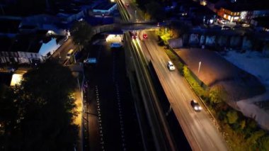 Aydınlanmış Luton Şehri 'nin Açık Hava Gecesi Hava Görüntüsü. 4 Kasım 2023 'te İngiltere' nin Luton şehrinde İHA 'nın kamerasıyla çekilen görüntü.