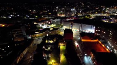 Aydınlanmış Luton Şehri 'nin Açık Hava Gecesi Hava Görüntüsü. 4 Kasım 2023 'te İngiltere' nin Luton şehrinde İHA 'nın kamerasıyla çekilen görüntü.