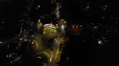 Aydınlanmış Luton Şehri 'nin Açık Hava Gecesi Hava Görüntüsü. 4 Kasım 2023 'te İngiltere' nin Luton şehrinde İHA 'nın kamerasıyla çekilen görüntü.