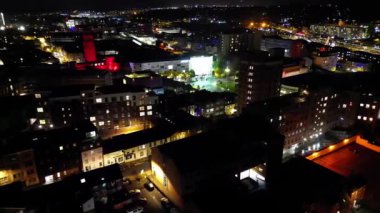 Aydınlanmış Luton Şehri 'nin Açık Hava Gecesi Hava Görüntüsü. 4 Kasım 2023 'te İngiltere' nin Luton şehrinde İHA 'nın kamerasıyla çekilen görüntü.