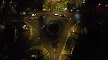 Aydınlanmış Luton Şehri 'nin Açık Hava Gecesi Hava Görüntüsü. 4 Kasım 2023 'te İngiltere' nin Luton şehrinde İHA 'nın kamerasıyla çekilen görüntü.