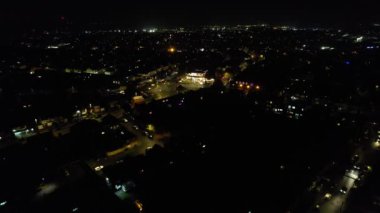 Aydınlanmış Luton Şehri 'nin Açık Hava Gecesi Hava Görüntüsü. 4 Kasım 2023 'te İngiltere' nin Luton şehrinde İHA 'nın kamerasıyla çekilen görüntü.