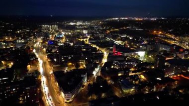 Aydınlanmış Luton Şehri 'nin Açık Hava Gecesi Hava Görüntüsü. 4 Kasım 2023 'te İngiltere' nin Luton şehrinde İHA 'nın kamerasıyla çekilen görüntü.