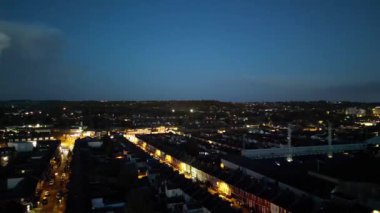 Aydınlanmış Luton Şehri 'nin Açık Hava Gecesi Hava Görüntüsü. 4 Kasım 2023 'te İngiltere' nin Luton şehrinde İHA 'nın kamerasıyla çekilen görüntü.
