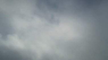 Güzel ve Parlak Mavi Gökyüzü, İngiltere 'nin Luton şehrinde güneşli bir günde az kalın bulutlu. Drone 'un Kamerasıyla Çekildi