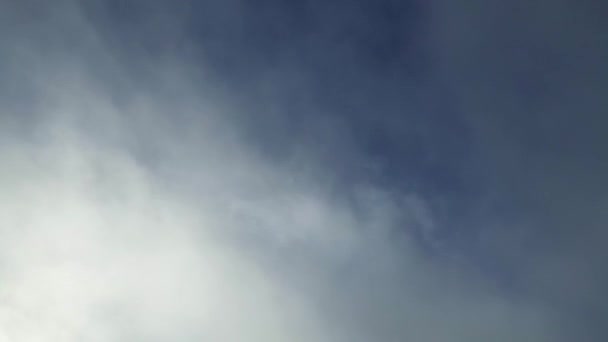 Piękne Jasne Błękitne Niebo Kilkoma Gęstymi Chmurami Podczas Słonecznego Dnia — Wideo stockowe