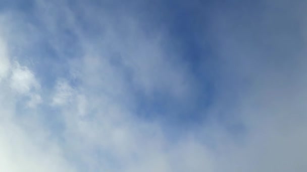 英国卢顿市阳光明媚的蓝天 几乎没有厚重的云彩 用Drone的相机拍摄 — 图库视频影像