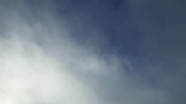 Piękne Jasne Błękitne Niebo Kilkoma Gęstymi Chmurami Podczas Słonecznego Dnia — Wideo stockowe