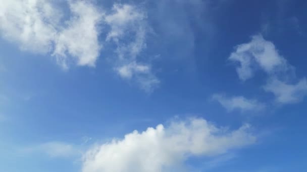 Cielo Azul Hermoso Brillante Con Pocas Nubes Gruesas Durante Día — Vídeo de stock