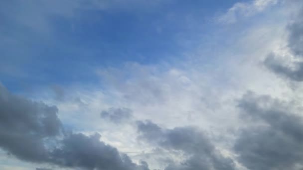 Ciel Bleu Beau Lumineux Avec Peu Nuages Épais Pendant Journée — Video