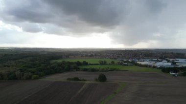 İngiltere, Bedfordshire 'ın en güzel kırsal manzarasının havadan görüntüsü. Görüntü İHA 'nın Kamerasıyla 30 Ekim 2023' te Güzel Kısmen Bulutlu Gün 'de çekildi..