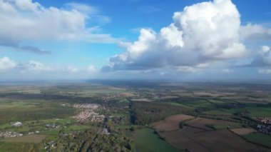 İngiltere, Bedfordshire 'ın en güzel kırsal manzarasının havadan görüntüsü. Görüntü İHA 'nın Kamerasıyla 30 Ekim 2023' te Güzel Kısmen Bulutlu Gün 'de çekildi..