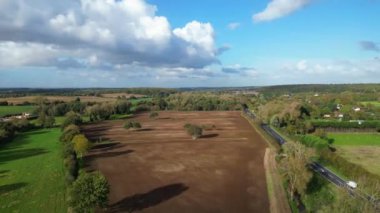 İngiltere, Bedfordshire 'ın en güzel kırsal manzarasının havadan görüntüsü. Görüntü İHA 'nın Kamerasıyla 30 Ekim 2023' te Güzel Kısmen Bulutlu Gün 'de çekildi..