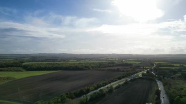 İngiltere, Bedfordshire 'ın en güzel kırsal manzarasının havadan görüntüsü. Görüntü İHA 'nın Kamerasıyla 30 Ekim 2023' te Güzel Kısmen Bulutlu Gün 'de çekildi..