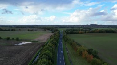 İngiltere, Bedfordshire 'ın en güzel kırsal manzarasının havadan görüntüsü. Görüntü İHA 'nın Kamerasıyla 30 Ekim 2023' te Güzel Kısmen Bulutlu Gün 'de çekildi..