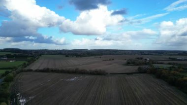 İngiltere, Bedfordshire 'ın en güzel kırsal manzarasının havadan görüntüsü. Görüntü İHA 'nın Kamerasıyla 30 Ekim 2023' te Güzel Kısmen Bulutlu Gün 'de çekildi..