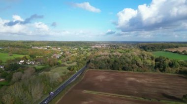 İngiltere, Bedfordshire 'ın en güzel kırsal manzarasının havadan görüntüsü. Görüntü İHA 'nın Kamerasıyla 30 Ekim 2023' te Güzel Kısmen Bulutlu Gün 'de çekildi..