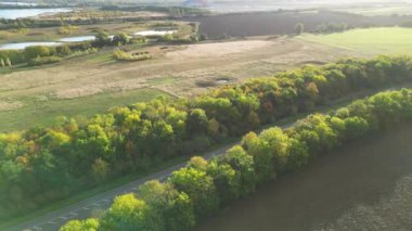 İngiltere, Bedfordshire 'ın en güzel kırsal manzarasının havadan görüntüsü. Görüntü İHA 'nın Kamerasıyla 30 Ekim 2023' te Güzel Kısmen Bulutlu Gün 'de çekildi..