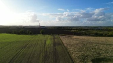 İngiltere, Bedfordshire 'ın en güzel kırsal manzarasının havadan görüntüsü. Görüntü İHA 'nın Kamerasıyla 30 Ekim 2023' te Güzel Kısmen Bulutlu Gün 'de çekildi..