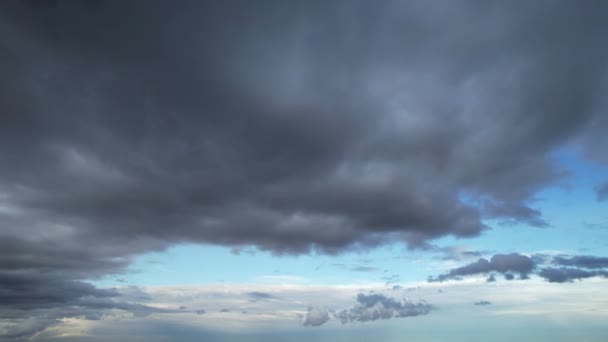 Magas Szögű Felvételek Gyönyörű Égboltról Felhőkről Anglia Felett Hideg Szeles — Stock videók